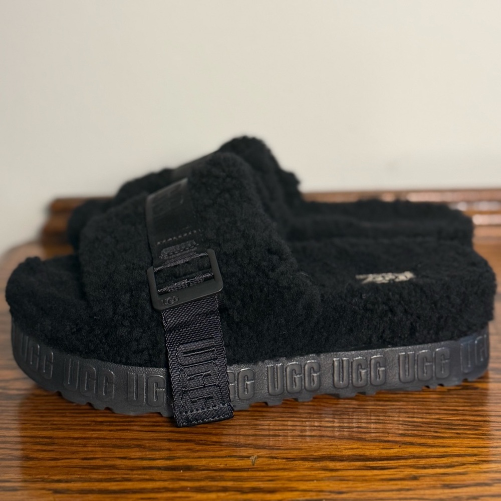 UGG Women’s Black Fluff Fluffita Platform Logo Slipper Sandal - Picture 7 of 10